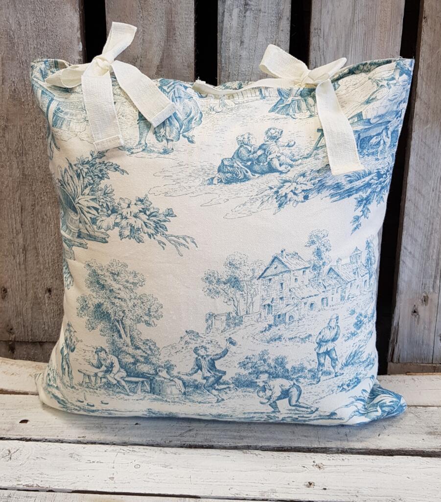Magnolia - Country & Brocante - CUSCINO TOILE DE JOUY AZZURRO 1 CUSCINO TOILE DE JOUY AZZURRO
