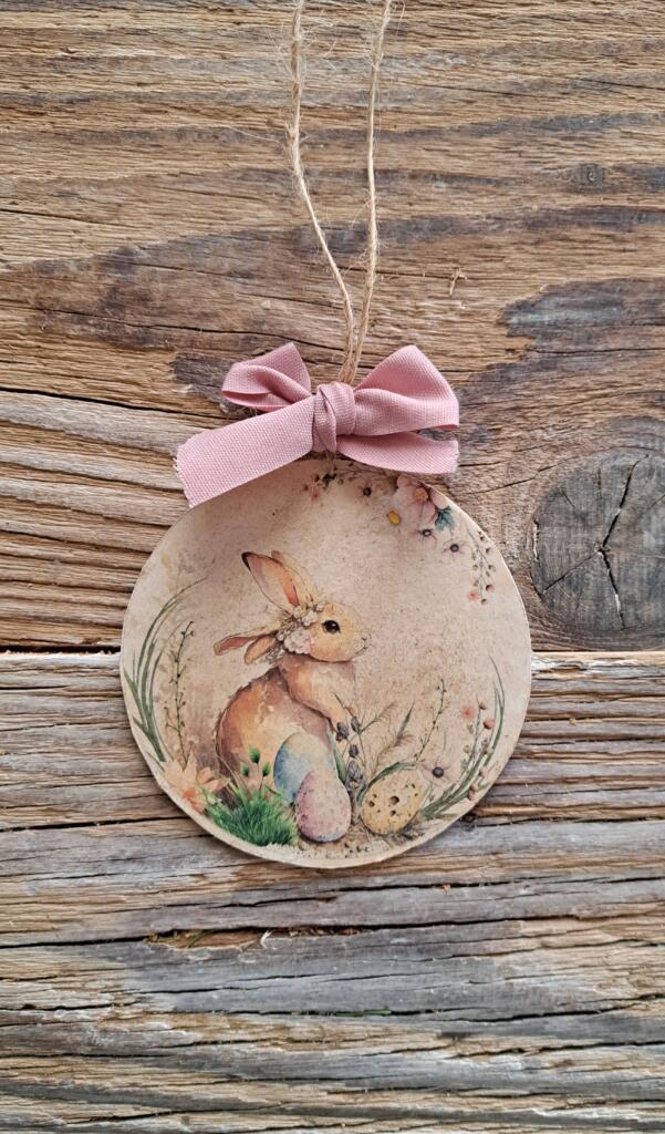 Magnolia - Country & Brocante - DECORAZIONE IN LEGNO CON CONIGLIO 1 DECORAZIONE IN LEGNO CON CONIGLIO