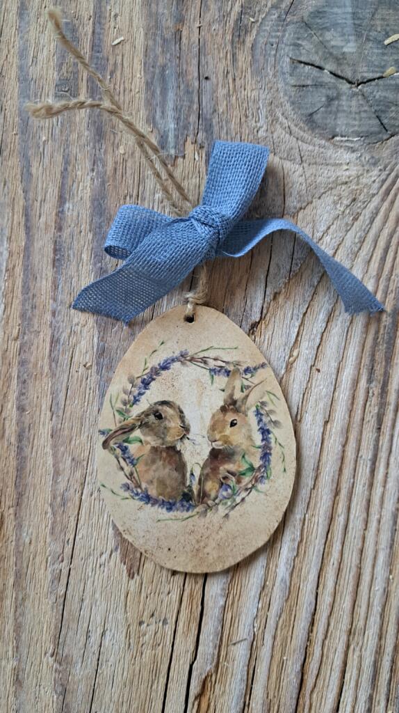 Magnolia - Country & Brocante - OVETTO IN LEGNO CON CONIGLIO 1 OVETTO IN LEGNO CON CONIGLIO