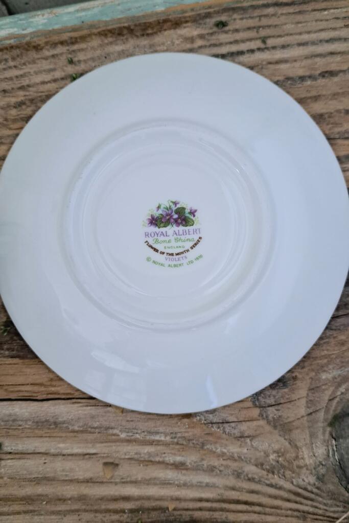 Magnolia - Country & Brocante - TAZZA ROYAL ALBERT DA CAFFE' FEBBRAIO 2 TAZZA ROYAL ALBERT DA CAFFE' FEBBRAIO - immagine 2