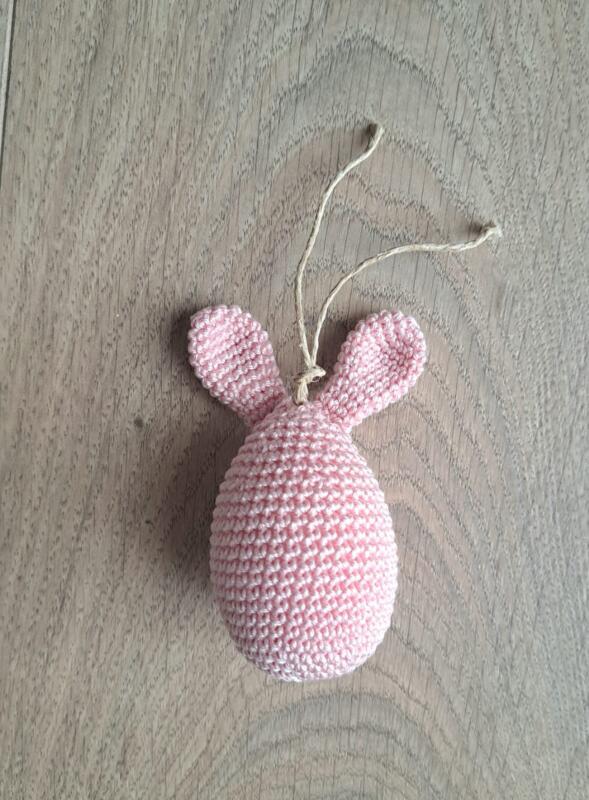 OVETTO CROCHET ROSA CON ORECCHIE