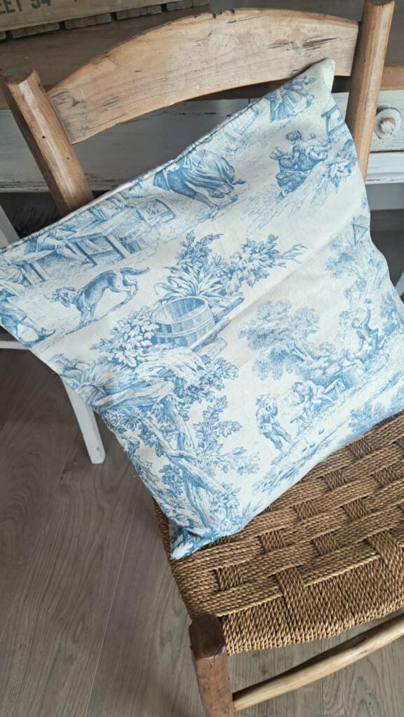 Magnolia - Country & Brocante - CUSCINO TOILE DE JOUY AZZURRO 1 CUSCINO TOILE DE JOUY AZZURRO