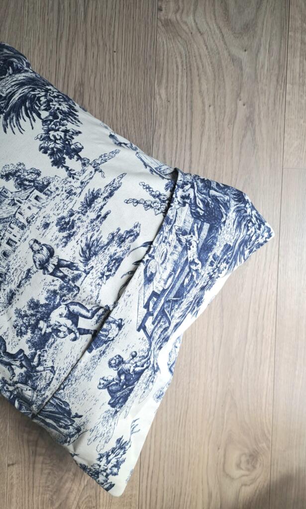Magnolia - Country & Brocante - CUSCINO TOILE DE JOUY BLU 2 CUSCINO TOILE DE JOUY BLU - immagine 2