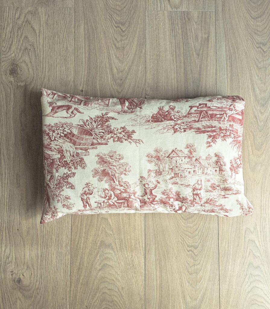 Magnolia - Country & Brocante - CUSCINO TOILE DE JOUY ROSSO RETTANGOLARE 1 CUSCINO TOILE DE JOUY ROSSO RETTANGOLARE