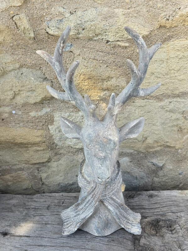 TESTA DI CERVO CON SCIARPA